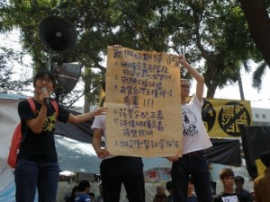 "Todos estamos en el mismo barco", señala un cartel en una protesta realizada por ambientalistas de Taiwán frente a la sede de la presidencia en Taipei, el 26 de diciembre. Crédito: Dennis Engbarth/IPS