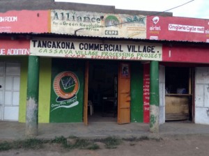 Oficina de la aldea comercial y el mercado de Tangakona, en el condado de Busia, Kenia. Crédito: Justus Wanzala/IPS