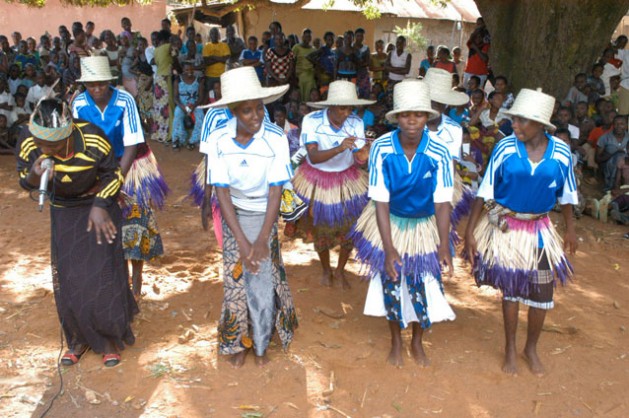Adolescentes de Shinyanga bailan en el marco del programa de aprendizaje alternativo de la Unesco, que procura dotarlas de capacidades para la vida. Crédito: Kizito Makoye/IPS