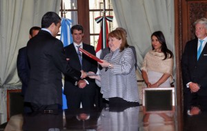 La canciller de Argentina, Susana Malcorra, y el ministro de Relaciones Exteriores de Emiratos Árabes Unidos, jeque Abdullah bin Zayed al Nahyan, se intercambian el acuerdo tributario suscrito durante la reunión de trabajo que sostuvieron en Buenos Aires el viernes 5 de febrero. Crédito: Gobierno de Argentina