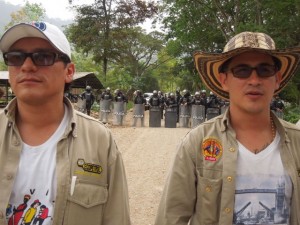 Dos miembros de la petrolera Unión Sindical Obrera, que participó en peregrinación hacia el lugar del combate donde pereció Camilo Torres el 15 de febrero de 1966. El peregrinaje no pudo llegar a su meta, por el bloqueo de las fuerzas policiales y los sindicalistas mantuvieron una cadena humana para impedir choques con efectivos antimotines. Crédito: Constanza Vieira/IPS