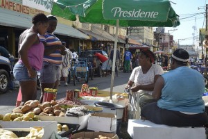Dos vendedoras de frutas, granos y vegetales en el mercado callejero de Pequeño Haití, en Santo Domingo, la capital de República Dominicana. Ellas permitieron ser fotografiadas, pero prefirieron no hablar sobre su situación. El miedo forma parte de la vida de las inmigrantes haitianas en el país. Crédito: Dionny Matos/IPS https://c2.staticflickr.com/2/1462/24166638574_d64dec5a3f_o.jpg
