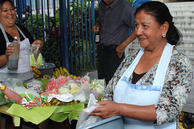 María Elena Rodríguez, de 54 años, se gana la vida vendiendo frutas en una calle de San Salvador. Ella forma parte del sector informal de la economía, mayoritariamente ocupado por mujeres en El Salvador y que no está cubierto por el sistema de pensiones, bajo control privado. Crédito: Edgardo Ayala/IPS