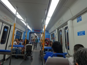 Interior de un vagón de una línea del tren interurbano de Buenos Aires, que conecta el barrio de Retiro con Tigre, una localidad de la región metropolitana de la capital de Argentina. Estos vagones, de fabricación china, son parte de los acuerdos comerciales y de inversión de los dos países en el sector ferroviario. Crédito: Fabiana Frayssinet/IPS