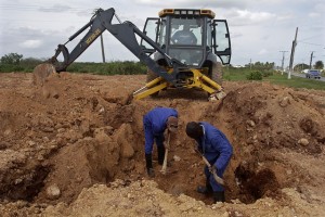 Trabajadores laboran en la instalación de redes hidráulicas para mejorar la infraestructura del acueducto de la occidental ciudad de Cárdenas, en el occidente de Cuba. La obra integra las inversiones con que el gobierno local busca paliar el déficit de servicios provocados por el incremento abrupto de la población. Crédito: Jorge Luis Baños/IPS