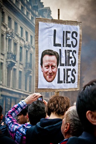 Una pancarta de protesta contra el primer ministro británico, David Cameron, en una calle de Londres, en 2011. Crédito: Mark Ramsay/Flickr