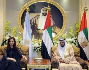 La entonces mandataria de Argentina, Cristina Fernández, y su anfitrión, el presidente de Emiratos Árabes Unidos, Khalifa bin Zayed al Nahyan, durante su encuentro en Abu Dhabi en enero de 2013, en el marco de una visita oficial al país del Golfo, en que se dio un gran impulso a las relaciones bilaterales. Crédito: Gobierno de Argentina
