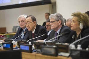 El secretario general de la ONU, Ban Ki-moon (segundo desde la izquierda) informa a la Asamblea General sobre la Cumbre Mundial Humanitaria que se realizará en mayo en Estambul. Crédito: Rick Bajornas/ONU