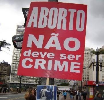 “Aborto no debe ser un crimen”, reza un cartel durante una de las numerosas manifestaciones en Brasil a favor de la legalización de la interrupción voluntaria del embarazo. Crédito: Cortesía de Distintas Latitudes