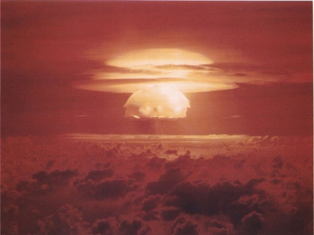 El hongo atómico sobre el atolón de Bikini en Islas Marshall que generó Castle Bravo, la mayor prueba nuclear realizada por Estados Unidos en toda su historia. Crédito: Departamento de Energía de Estados Unidas, a través de Wikimedia Commons.