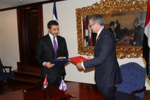 El ministro de Asuntos Exteriores de Emiratos Árabes Unidos (EAU), jeque Abdullah bin Zayed al Nahyan (izquierda), y su anfitrión, el canciller de Costa Rica, Manuel González, en la sede de la Cancillería, al finalizar la firma de los acuerdos alcanzados durante la visita del jefe de la diplomacia emiratí. Crédito: Cancillería de Costa Rica