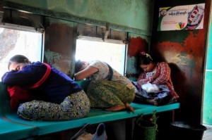 Mujeres duermen en un tren en Birmania. Cerca de 1.200 millones de personas viven con menos de 1,25 dólares al día en el mundo. Crédito: Amantha Perera/IPS