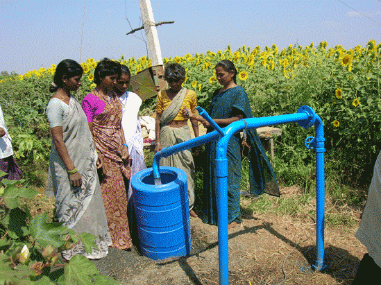 El uso sostenible del agua subterránea es fundamental para las actividades económicas del medio rural. Crédito: FAO/Sociedad de Desarrollo Rural Integrado Bharathi.