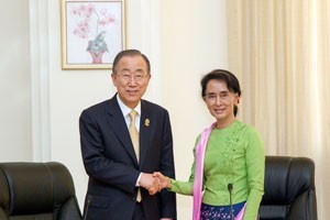 El secretario general de la ONU, Ban Ki-moon, se reunió con Aung San Suu Kyi en Birmania (Myanmar) en noviembre de 2014. Crédito: UN Photo/Rick Bajornas.