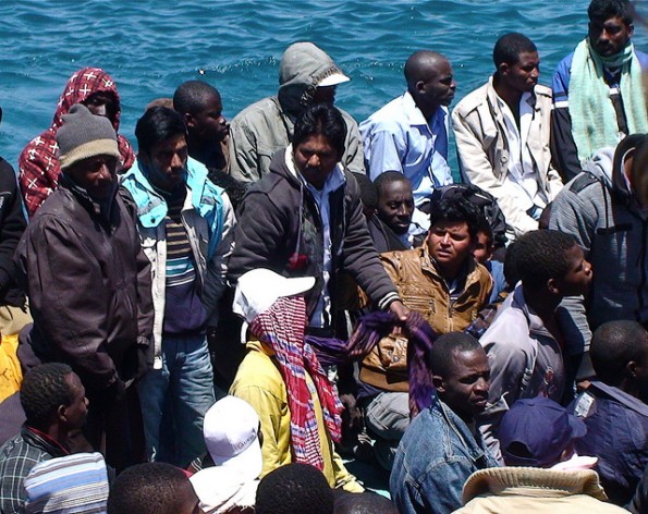 Migrantes en Lampedusa, Italia. La isla italiana es el primer territorio europeo al que llegan las embarcaciones en su travesía desde África. Crédito: Ilaria Vechi/IPS