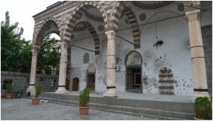 La acribillada mezquita de Fatih Pasa, en Diyarbakir, una ciudad en el sudeste de Turquía, sufrió graves daños en los enfrentamientos entre las fuerzas armadas turcas y combatientes kurdos. Crédito: Joris Leverink / IPS