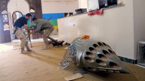 Guerrilleros amazighs, también conocidos como bereberes, montan un mortero en la ciudad de Zwara, en Libia. Crédito: Karlos Zurutuza/IPS