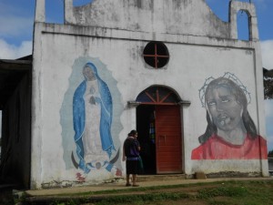 Los pueblos originarios se identifican con la encíclica "Laudato Si", por la defensa de sus territorios, su cultura y sus recursos naturales. Una mujer indígena frente a una iglesia católica en la comunidad de Acteal, en el municipio de San Pedro Chenalhó, en el sureño estado de Chiapas, en México. Crédito: Emilio Godoy/IPS