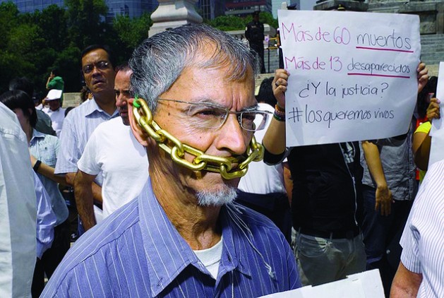 Periodistas mexicanos marchan en silencio en Ciudad de México en 2010, en protesta por la violencia y la intimidación que sufren los trabajadores de los medios de comunicación. Crédito: Fundación Knight / CC BY-SA 2.0