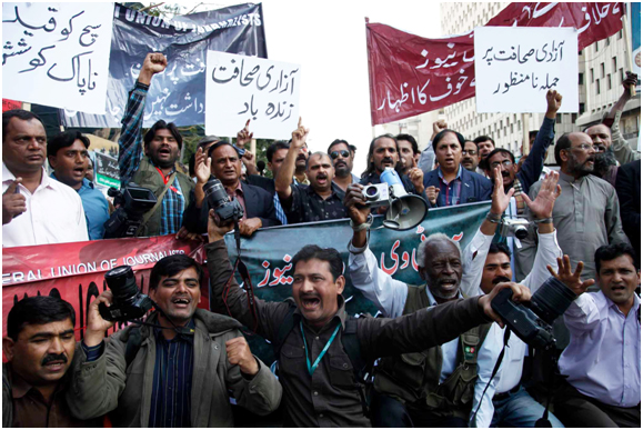 Miembros de la Unión de Periodistas de Karachi y del Club de la Prensa de Karachi protestan contra la ola de ataques que sufre el sector. “Los ataques contra la libertad de prensa son inaceptables”, “Larga vida a la libertad de prensa” y “Nos opondremos a los intentos de amordazar a la prensa libre”, rezan las pancartas. Crédito: Saleem Shaikh/IPS.