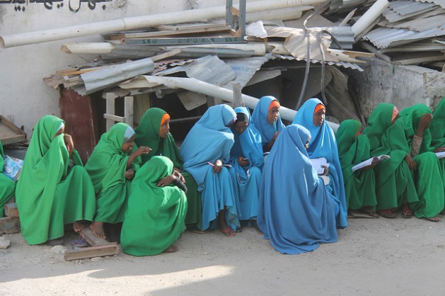 Jóvenes de Somalia, donde la mutilación genital femenina es una práctica extendida. Crédito: Abdurrahman Warsameh/IPS