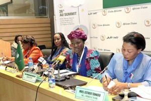 Mahawa Kaba Wheeler mientras responde una pregunta, durante una rueda de prensa en Addis Abeba, la capital de Etiopia, donde tiene su sede la Unión Africana. Crédito: Cortesía de la Comisión de la Unión Africana