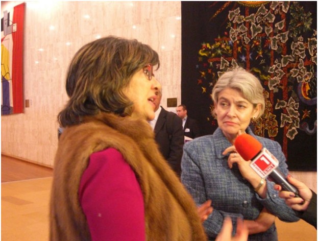 Una periodista y la directora general de la Unesco, Irina Bokova (a la derecha). Crédito: AD McKenzie / IPS