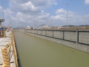 Vista parcial de las nuevas esclusas en Cocolí, hacía el océano Pacífico, parte de la ampliación del Canal de Panamá, que entrará en operación antes de que termine este primer semestre de 2016. El nuevo sistema funciona con 16 compuertas rodantes y permitirá el tránsito por la vía interoceánica de buques con capacidad de hasta 1 3.000 toneladas, mientras hasta ahora solo podían utilizarlo barcos con hasta 5.000 toneladas. Crédito: Iralís Fragiel/IPS