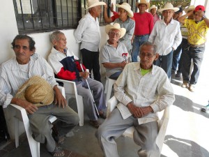 Campesinos de Chicoasén, en el sureño estado de Chiapas, en México, con parcelas en un ejido (terreno público adjudicado para explotación comunitaria), la mayoría de avanzada edad, participan en la organización de una protesta contra la instalación de una central hidroeléctrica en el área, que afectará sus predios y su forma de vida. Crédito: Emilio Godoy/IPS