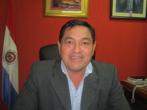 El intendente (alcalde) de Villeta, Teodosio Gomez, en su oficina. Está convencido de que su municipio será la capital industrial de Paraguay, gracias a emplazarse al margen del navegable río Paraguay y a contar con un floreciente parque industrial, a solo 45 kilómetros de Asunción. Crédito: Mario Osava/IPS