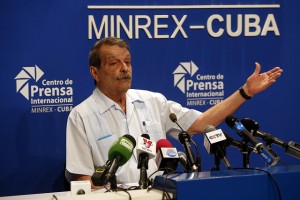 El viceministro de Relaciones Exteriores de Cuba, Abelardo Moreno, mientras explica los resultados de la séptima ronda de negociaciones del Acuerdo de Diálogo Político y Cooperación entre Cuba y la Unión Europea, en Centro de Prensa Internacional, en La Habana. Crédito: Jorge Luis Baños/IPS