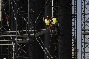 Ya está muy avanzado el escenario del inédito concierto gratuito de la mítica banda británica de The Rolling Stones, el 25 de marzo, que se levanta en la explanada de la Ciudad Deportiva, en la capital de Cuba, con espacio para 400.000 personas, otro acontecimiento en una semana histórica para los cubanos. Crédito: Jorge Luis Baños/IPS