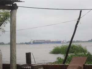 Una barcaza navega por el río Paraguay, uno de los más importantes de América del Sur, frente a la ciudad de Villeta, en cuyos alrededores hay varios puertos, públicos y privados, y un parque industrial que se ha convertido en el epicentro de la agroindustria de Paraguay, enfocada en procesar la soja, del que este pequeño país es uno de sus mayores exportadores. Crédito: Mario Osava/IPS