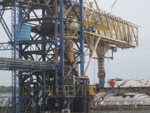 Una barcaza recibe la harina de soja procesada en el muelle del Complejo Agroindustrial Angostura SA (Caiasa), mientras otra espera. La carga la transportarán por el río Paraguay hasta el puerto argentino de Rosario, 1.200 kilómetros al sur, para su exportación a varios continentes. La planta agroindustrial, con tecnología de vanguardia, opera desde 2013 en el parque industrial de Villeta, en Paraguay. Crédito: Mario Osava/IPS