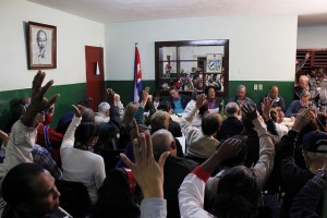 Un grupo de personas participa en uno de los debates que se multiplicaron por todo el país para discutir los proyectos de los documentos que después abordaría el VI Congreso del Partido Comunista de Cuba, de 2011. Una participación ciudadana que ha sido ajena a los preparativos del congreso que se realizará en abril. Crédito: Jorge Luis Baños/IPS