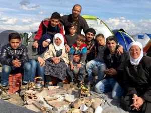 Miembros de siete familias de refugiados sirios, que antes no se conocían, llegaron juntos a las islas griegas y juntos siguen. Crédito: T.Karas/Acnur