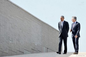 El presidente de Estados Unidos, Barack Obama, acompañado por su homólogo argentino, Mauricio Macri, camina por el Parque de la Memoria, en Buenos Aires, donde están las fotos y los nombres de los 30.000 desaparecidos de la dictadura, que el 24 de marzo de hace 40 años se estableció en Argentina. En su último acto oficial de su visita al país, hizo autocrítica por el apoyo de Washington a esa y otras dictaduras en la región. Crédito: José Romero/Télam