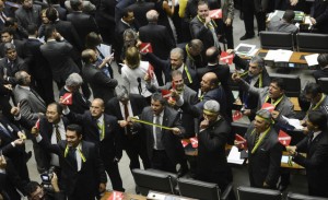 En un clima de algarabía, la Cámara de Diputados aprobó este jueves 17 la comisión que debe determinar si hay elementos para abrir un juicio de destitución a la presidenta de Brasil, Dilma Rousseff. Crédito: Fabio Rodrigues Pozzebom/ Agência Brasil