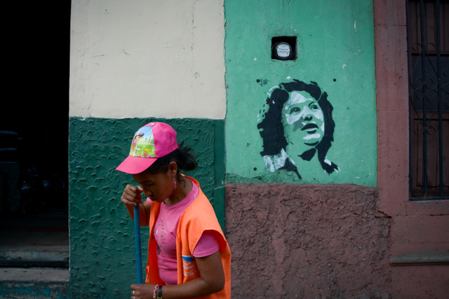 Las paredes de las calles de Tegucigalpa, están marcadas con estenciles que exigen justicia para la defensora ambientalista Berta Cáceres, asesinada el 3 de marzo en Honduras. Crédito: Ximena Natera/Pie de Página