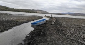 Dos barcas permanecen varadas en el cuarteado fondo de la principal de las lagunas de Moyúa, un conjunto lacustre del norte de Nicaragua que ha perdido 60 por ciento de su caudal de agua por la pertinaz sequía que aplasta al país desde 2014.