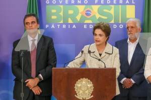 La presidenta Dilma Rousseff, durante su comparecencia el viernes 4 para desmentir las denuncias sobre financiamiento ilegal en su campaña electoral de 2010 y defender al exmandatario Luiz Inácio Lula da Silva, tras su interrogatorio forzoso. La mandataria se declaró “indignada” por la situación. Crédito: Roberto Stuckert Filho/PR