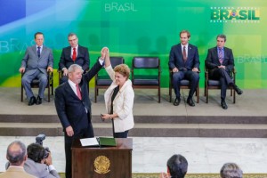 La mandataria de Brasil, Dilma Rousseff, alza el brazo de Luiz Inácio Lula da Silva, tras su asunción formal como ministro de la Jefatura de la Casa Civil da la Presidencia, en el Palacio de Planalto, sede en Brasilia de la Presidencia, este jueves 17 de marzo. Crédito: Ichiro Guerra/PR