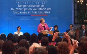 En un acto con especial solemnidad, la presidenta de Chile, Michelle Bachelet, presentó en enero de 2015 el proyecto de ley de despenalización de la interrupción voluntaria del embarazo en tres causales, una de las grandes promesas de su gobierno. Crédito: Presidencia de Chile