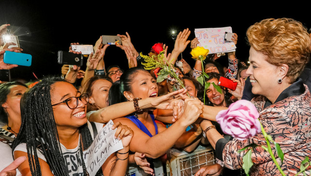Mujeres saludan entusiasmadas a Dilma Rousseff, en el Palacio de Planalto, sede de la Presidencia, en Brasilia, durante un encuentro el 19 de abril, en que defensoras de la mandataria brasileña le manifestaron su respaldo, tras el comienzo del proceso de destitución en su contra. Crédito: Roberto Stuckert Filho/PR