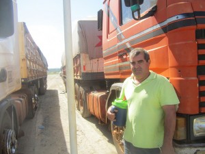“La vida del camionero es esperar”, a ser cargados o descargados, lamentó Martin Echauri, de 47 años, 30 de ellos conduciendo camiones por todo Paraguay, y que desde hace 13 logró tener el suyo propio. Crédito: Mario Osava/IPS