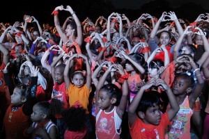 Un grupo de niños protagoniza una actividad contra la violencia de género, organizada por la Red Artística Únete en el barrio de Vedado, en La Habana, dentro de las campañas que se realizan en Cuba contra el maltrato a las mujeres en los espacios privados y públicos. Crédito: Jorge Luis Baños/IPS