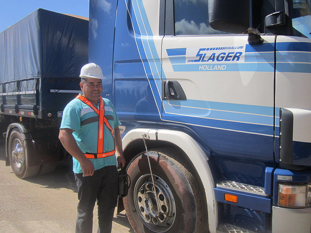 Víctor Villamayor, de 42 años, de los que la mitad la ha pasado conduciendo vehículos de carga en Paraguay, orgulloso al lado de su camión en los alrededores de Asunción, en Paraguay. Crédito: Mario Osava/IPS