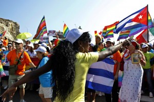 Activistas del colectivo de lesbianas, gays, bisexuales, transexuales e intersexuales (LGBTI) se organizan para el inicio de una festiva conga durante una de las jornadas en el país contra la homofobia y la transfobia, promovidas por el Centro de Educación Sexual, en una céntrica calle de La Habana, en Cuba. Credito: Jorge Luis Baños/IPS