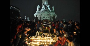 Manifestantes en un acto en recuerdo de la periodista Regina Martínez, en el monumento del Ángel de la Independencia, en Ciudad de México. En este país fueron muertos 14 de los 43 periodistas asesinados en América Latina durante 2015. Crédito: Lucía Vergara/IPS
