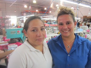 La gerente de Recursos Humanos de Texcin, Ivonne Ginard (derecha), junto a la entrenadora de las trabajadoras textiles, Rosa Prieto. "Texcin cambió mi vida", dijo Prieto, costurera informal durante 15 años, antes de entrar a la empresa en enero de 2015. Crédito: Mario Osava/IPS